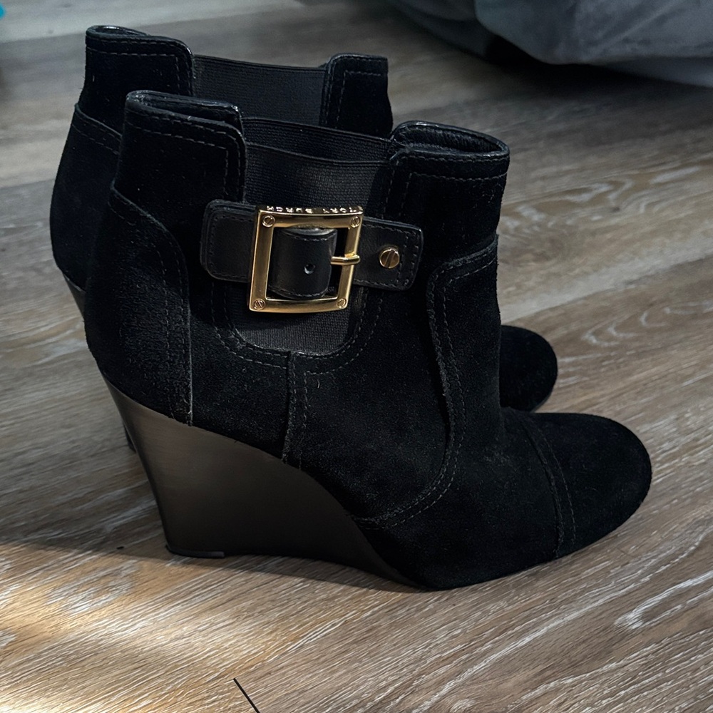 Tory Burch Elegant Black Ankle Boots with Gold Buckle - Picture 5 of 5